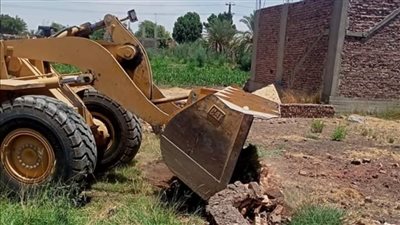 تنفيذ 3 حالات إزالة بناء على أراضي زراعية بمدينة أرمنت بالأقصر