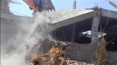 إزالة حالة تعد بالبناء المخالف بمدينة القرنة في الأقصر
