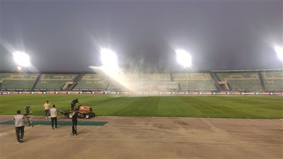 رش أرضية ستاد الكلية الحربية بين شوطي لقاء الأهلي والداخلية بأوامر من كولر (صور) 