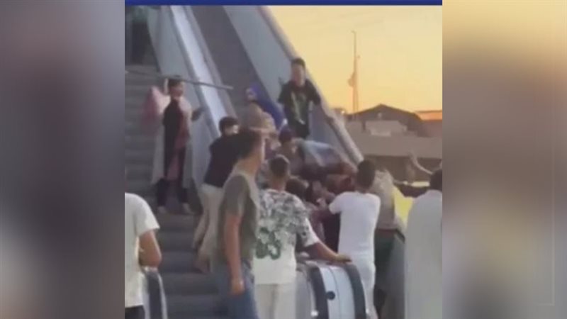مشاجرة على سلم كهربائي