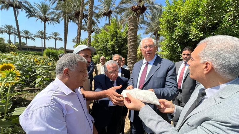 وزير الزراعة يتفقد