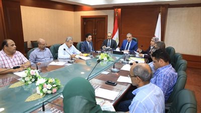 محافظ سوهاج يناقش موقف المشروعات بمركز المنشاة