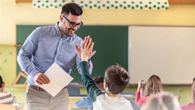  تحتفل به أكثر من 100 دولة، العالم يحتفي باليوم العالمي للمعلم