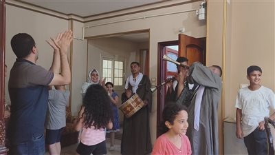 رقص وطبل ومزمار، زفة بلدي في منزل الأولى بالثانوية علمي علوم (فيديو)