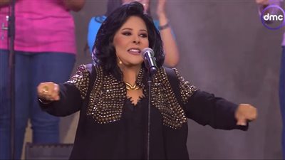 إسعاد يونس تشعل المسرح بالغناء مع فرقة أيامنا الحلوة (فيديو)