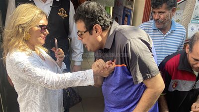 لفتة إنسانية للفنانة نادية مصطفى عقب وصولها مقر انتخابات المهن الموسيقية (فيديو)