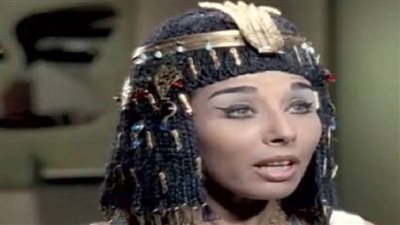 في عيد ميلادها الـ 88.. لبنى عبد العزيز بدأت حياتها الفنية مذيعة في سن 10 سنوات.. وهجرتها إلى أمريكا تكتب نهاية مشوارها الفني 