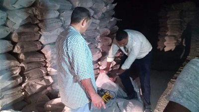 ضبط شخص بتهمة غش الأسمدة الزراعية في البحيرة (صور) 