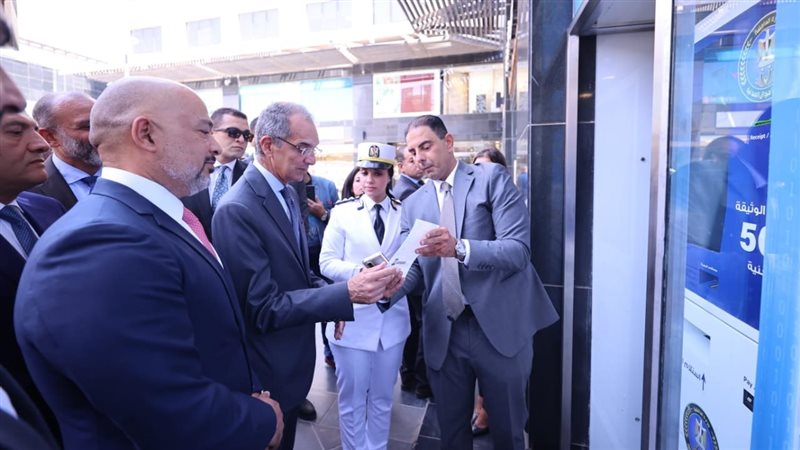 وزير الاتصالات خلال