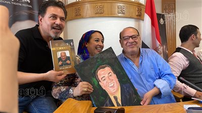 فتاة تهدي صلاح عبد الله بورتريها خاصا قبل انطلاق ندوته بالمهرجان القومي للمسرح (فيديو)