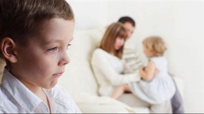 نصائح مهمة تساعدك فى التعامل مع غيرة الطفل من المولود الجديد 