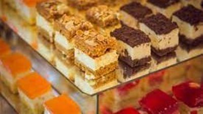 تفسير حلم أكل الحلوى في المنام وعلاقته بتحسن الأحوال المادية وأخبار سارة قريبا 