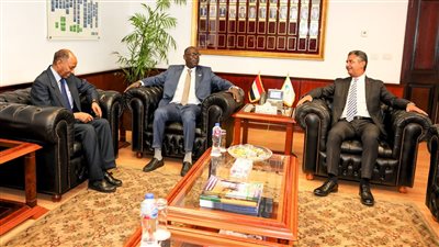 شريف فاروق يبحث مع مدير عام البريد السوداني أوجه التعاون المشترك