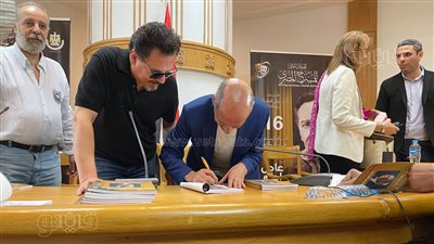 رشدي الشامي يوقع كتابًا عن مسيرته من إصدار المهرجان القومي للمسرح (فيديو وصور) 