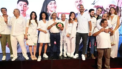 محمد هنيدي يظهر بالبطيخة أثناء العرض الخاص لـ مرعي البريمو (فيديو) 