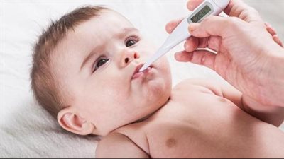 نصائح مهمة تساعدك في خفض حرارة طفلك عند إصابته بالحمى