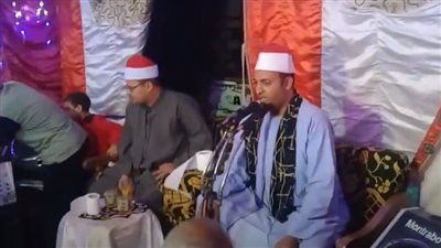 كأنه في فرح، قارئ يتمايل على طريقة السلكاوي أثناء تلاوة القرآن وقرار عاجل من نقابة القراء (فيديو وصور)