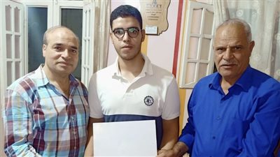 رئيس بني عبيد يكرم الطالب كريم رمزي الخامس على مستوى الجمهورية بالثانوية العامة (صور)