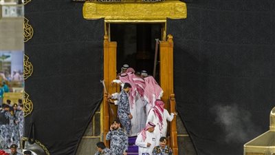 لحظة مؤثرة لفتح باب الكعبة المشرفة استعدادًا لغسلها (فيديو)