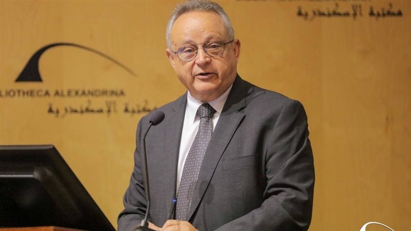 الدكتور أحمد زايد