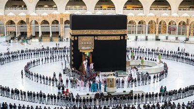 غسل جدار الكعبة المشرفة بماء زمزم المخلوط بالورد