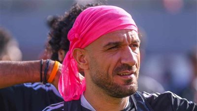 علي معلول يظهر بنيو لوك جديد في تدريبات الأهلي (فيديو)