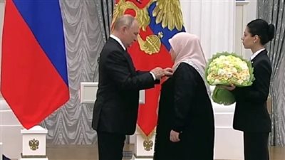 بوتين يمنح والدة الرئيس الشيشاني وسام الشرف (فيديو)