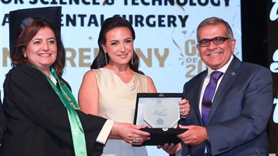 جامعة مصر للعلوم والتكنولوجيا تقيم حفلا كبيرا لتخريج دفعة جديدة من كلية طب الأسنان (صور) 