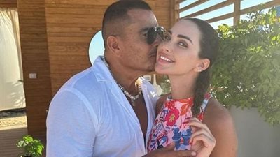 داليدا خليل تتصدر تويتر بعد صورها المثيرة مع عمرو دياب ومتابعون: العيون اللي جابت رجلين الهضبة