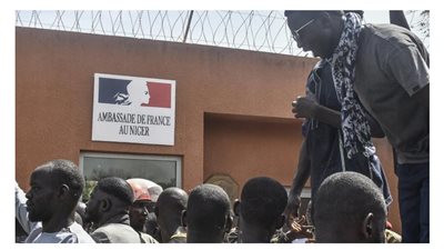 فرنسا تطلب من النيجر ضمان سلامة سفارتها بشكل كامل