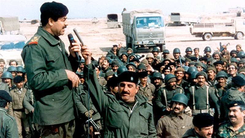 صدام حسين برفقة الجيش