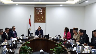 رئيس الوزراء يبحث تذليل معوقات انتقال الوزارات للعمل من العاصمة الإدارية الجديدة 
