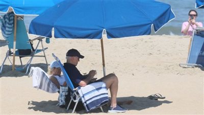 بايدن وزوجته يستمتعان بالعطلة الصيفية علي البحر(صور)