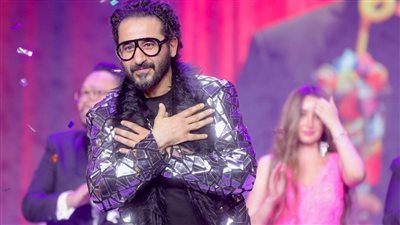 أحمد حلمي يبدأ عرض 