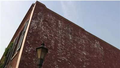 مواطن أمريكي يعرض جدار متهالك للبيع بـ 50 ألف دولار 