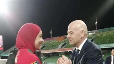 إنفانتينو يهنئ أول محجبة في تاريخ كأس العالم للسيدات