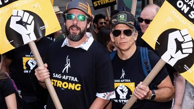 أدم ساندلر وبن ستيلر يشاركان في مظاهرات ممثلي هوليوود 