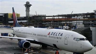 جريمة في الجو، راكب يعتدى على مضيفة في الطائرة بآلة حادة