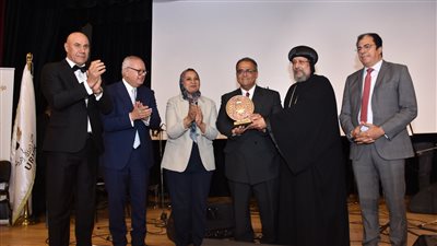 أوروك العراقية الدولية تمنح وسام الشرف لأول أستاذ جامعي مصري