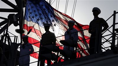 الأسطول الخامس الأمريكي يعزز تواجده بالشرق الأوسط ويدفع بـ3000 بحار وجندي