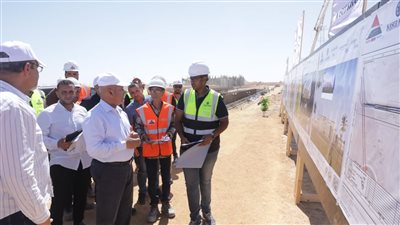 وزير النقل يتفقد مواقع العمل بمشروع الخط الأول من شبكة القطار الكهربائي السريع السخنة/ مطروح 