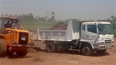 انطلاق حملة مكبرة لرفع المخلفات بطريق الفتح - أسيوط الجديدة بـ7 معدات