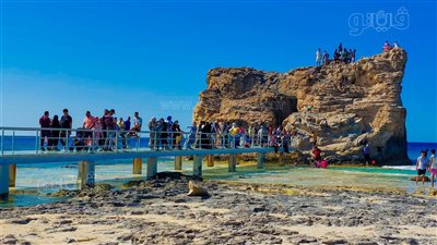 حمامات كليوباترا، حكاية أشهر قصة تجذب المصطافين لزيارة مطروح (صور وفيديو)