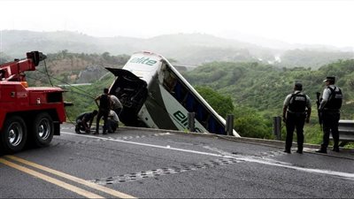 بسبب نوم السائق، قتلى ومصابون بسقوط حافلة تقل مهاجرين في واد بالمكسيك (فيديو)
