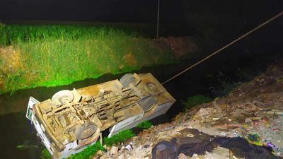 كانوا رايحين فرح، مصرع وإصابة 15 شخصا بانقلاب أتوبيس داخل مصرف في كفر الزيات (صور)