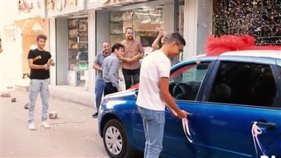 فرحتي بيه ما تتوصفش، مدرس فيزياء بالمنيا يمنح رابع الجمهورية سيارة هدية (فيديو وصور)