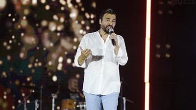 حميد الشاعري يشعل حفل العلمين بأحدث أغانيه ويوجه تحية خاصة لعمال البناء والنظافة (صور)