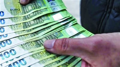 موظف يحصل على أكثر من 300 ضعف مرتبه بالخطأ 