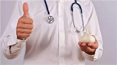 فوائد الثوم على الريق، يقوي المناعة ويحسن صحة المعدة