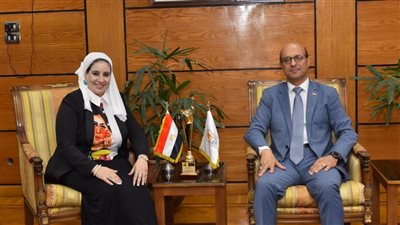 رئيس جامعة أسيوط يهنئ أميرة الحوفي الحائزة على جائزة التميز من الإمارات